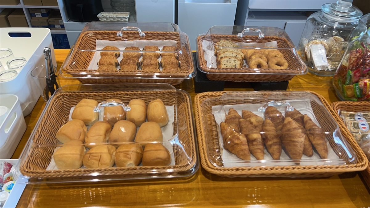 店内カウンターに並ぶ軽食